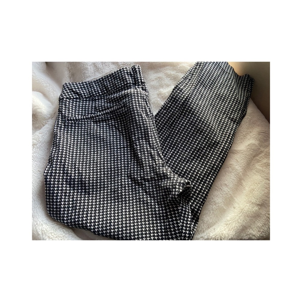 🖤Old Navy Black and White Stripped Pants.🤍
